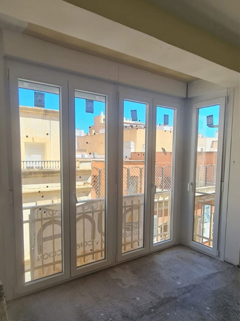 cerramiento-balcon-aluminio-blanco Cerramiento de balcón con puertas acristaladas de aluminio blanco