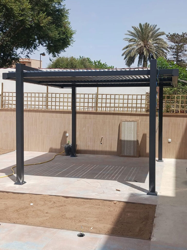 pergola-bioclimatica-metalica-negra Pérgola bioclimática metálica negra con lamas orientables instalada en un patio