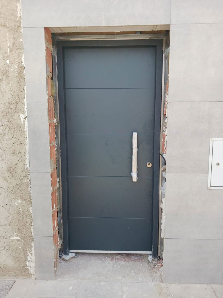 puerta-entrada-metalica-gris-antracita Puerta de entrada metálica en color gris antracita con tirador vertical