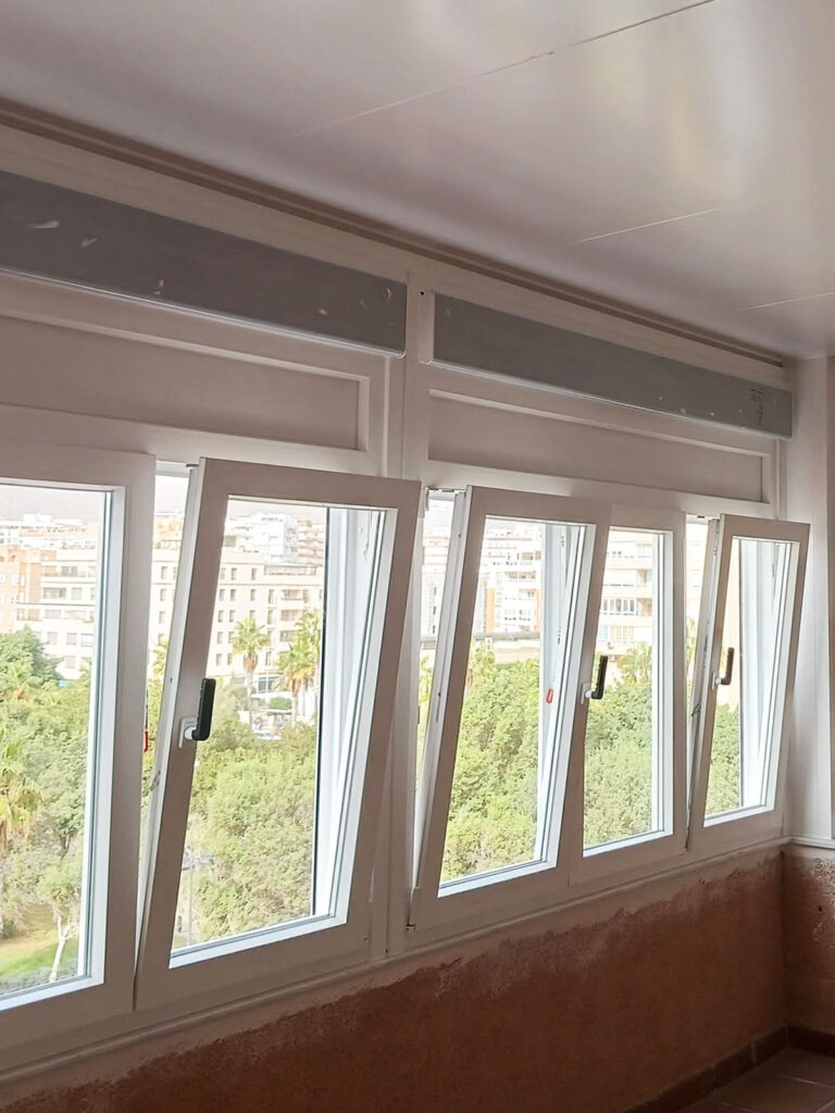 ventanas-oscilobatientes-aluminio-blanco Conjunto de ventanas oscilobatientes de aluminio blanco instaladas en una vivienda